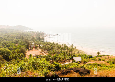 Blick auf Vagator Strand von Chapora Fort, Goa. Stockfoto
