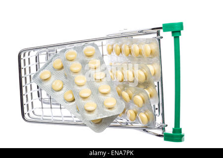Warenkorb mit gelben Pillen Blister auf einem weißen Hintergrund Stockfoto