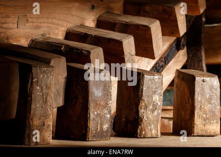 Historischen Gang der Windmühle in den Niederlanden. Das Getriebe wird verwendet, um eine Schraubenpumpe für Wasser zu fahren. Stockfoto