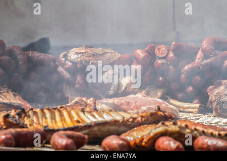 Grill mit Würstchen und Würstchen aus Schweinefleisch Stockfoto