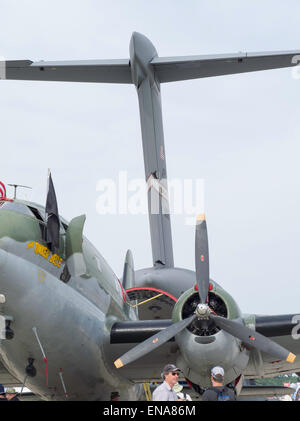 Die C-46 Tinker Belle Frachtflugzeuge in Front, mit der c-17 Globemaster hinter bei der EAA Airventure Airshow, Oshkosh, Wisconsi Stockfoto