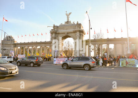 Eine Gruppe von rund 100 Demonstranten Sikh inszenierte eine Demonstration in der Nähe auf der Princes Gate, einen kurzen Spaziergang vom wo Modi festgelegt ist Stockfoto