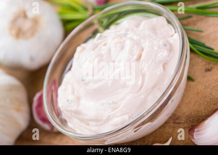 Knoblauch-Dip (Aioli) mit Zutaten auf hölzernen Hintergrund Stockfoto