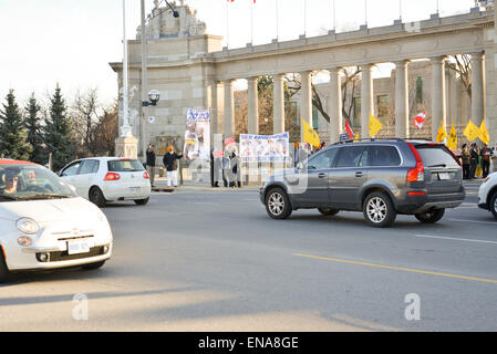 Eine Gruppe von rund 100 Demonstranten Sikh inszenierte eine Demonstration in der Nähe auf der Princes Gate, einen kurzen Spaziergang vom wo Modi festgelegt ist Stockfoto