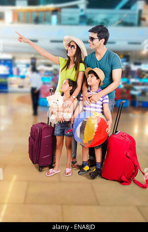 indische Eltern und Kinder Flughafen Reise Stockfoto