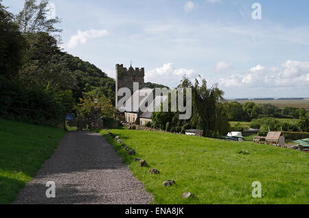 Pfad, der zur St. Rhidian und St. Illtyd Kirche in Llanrhidian auf der Gower Halbinsel in Wales führt. Walisische Dorfkirche Stockfoto