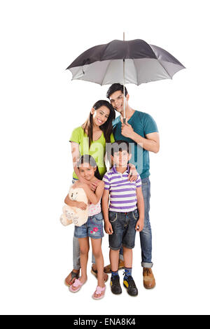 indische Eltern und Kinder Raining Umbrella Schutz Stockfoto