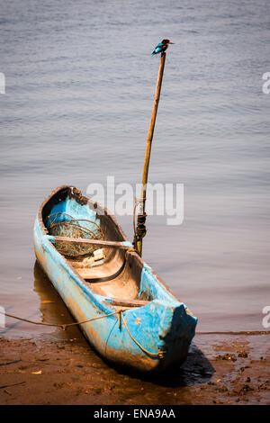 Boot auf dem Ufer des Mandovi Flusses, Goa. Stockfoto