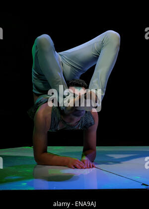 Darragh Meritt, Schlangenmensch, führt in die Niederlande National-Circus Stockfoto