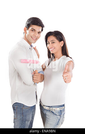 2 indische verheiratet Paare Farben Hause Verbesserung Stockfoto