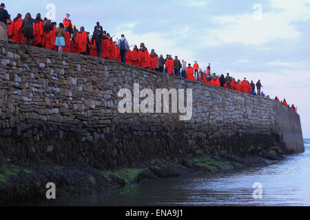 St. Andrews, Schottland, UK, 30. April 2015. Am Abend des 30 April versammelten Studenten in St Andrews Castle zu ihrer Wallfahrt zu Ehren eines ehemaligen Studenten beginnen. Die Gaudie erinnert an John Honey, die fünfmal in der Nacht des 3. Januar 1800 heraus zum Meer schwammen, um Seeleute von den sinkenden Janet Macduff Kredit zu retten: Derek Allan/Alamy Live News Stockfoto