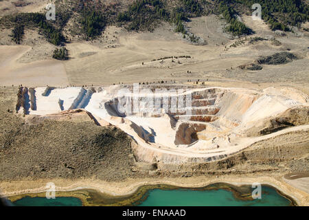 Eine Luftaufnahme der Stufen und Ebenen der Ausgrabung in einem Tagebau-Phosphat. Stockfoto