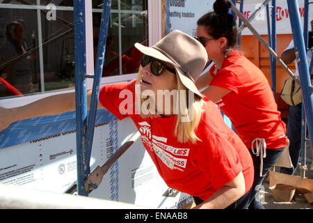 "Habitat for Humanity" Großraum Los Angeles Haus bauen durch die Besetzung von Shameless Showtime und Haus der liegt mit: Kristen Bell wo: Lynwood, Kalifornien, USA bei: 25. Oktober 2014 Stockfoto