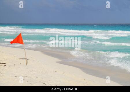 Rote Fahne für Satz an der karibischen Küste schwimmen Stockfoto