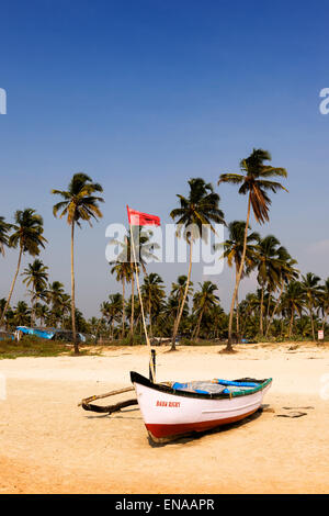 Fischerboot am Strand Colva, Goa. Stockfoto