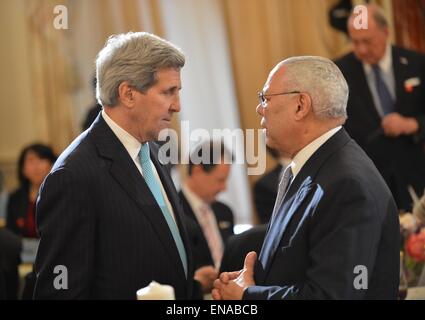 US-Außenminister John Kerry mit ehemaligen Staatssekretär Colin Powell bei einem Mittagessen für Premierminister von Japan Shinzo Abe an das Department of State 28. April 2015 in Washington, DC-chats. Stockfoto