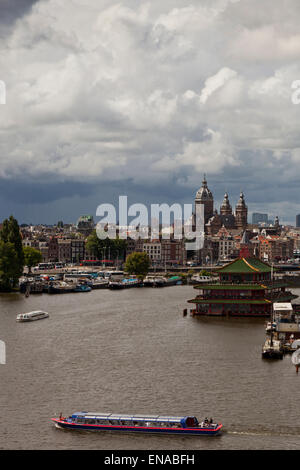 Blick über Oosterdok in Richtung Amsterdamer Basiliek van de H. Nicolaas Stockfoto