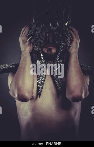 verärgerter Mann mit Helm aus der Gabeln und Messer, Konzept Stockfoto