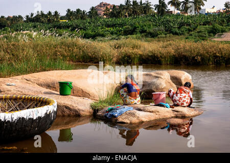 Frauen, die Wäsche im Fluss, Hampi. Stockfoto