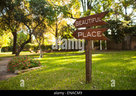 Hölzerne Garten Schild mit der Aufschrift "Beautiful Place", zeigt den Weg Stockfoto