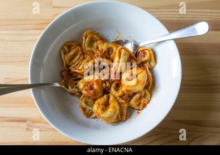 Tortellini, eine gefüllte Nudeln mit Tomatensauce in eine Schüssel weiß Stockfoto