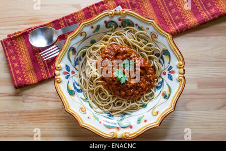 Spaghetti Bolognese in einer reich verzierten Pastaschüssel Stockfoto