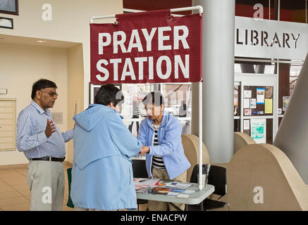 Warren, Michigan USA - christliche Aktivisten beten mit einer Frau an ihrem Gebet Posten in der Lobby des Rathauses. Ein paar Schritte entfernt, Personal Atheisten "Grund-Station." Ursprünglich, erlaubt die Stadt nur die Gebet-Station. Es dauerte ein Bundesgericht um die Atheisten ihre Tabelle einrichten lassen. Bildnachweis: Jim West/Alamy Live-Nachrichten Stockfoto