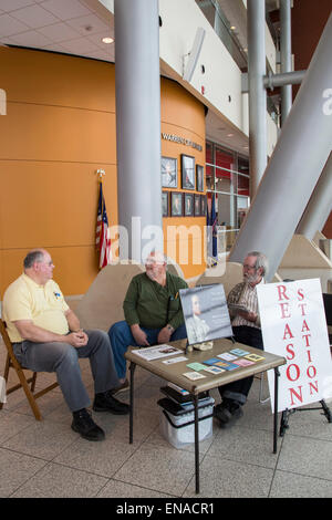 Warren, Michigan USA - Atheisten Personal ein "Grund-Station" in der Lobby des Rathauses. Ein paar Schritte entfernt, betreiben christliche Aktivisten "Gebet-Station." Ursprünglich, erlaubt die Stadt nur die Gebet-Station. Es dauerte ein Bundesgericht um die Atheisten ihre Tabelle einrichten lassen. Bildnachweis: Jim West/Alamy Live-Nachrichten Stockfoto