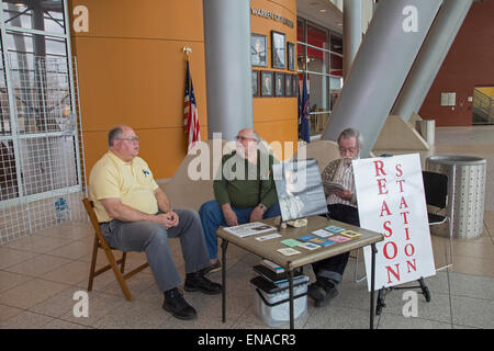 Warren, Michigan USA - Atheisten Personal ein "Grund-Station" in der Lobby des Rathauses. Ein paar Schritte entfernt, betreiben christliche Aktivisten "Gebet-Station." Ursprünglich, erlaubt die Stadt nur die Gebet-Station. Es dauerte ein Bundesgericht um die Atheisten ihre Tabelle einrichten lassen. Bildnachweis: Jim West/Alamy Live-Nachrichten Stockfoto