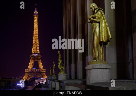 Statuen vor dem Eiffelturm Stockfoto