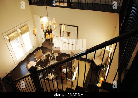 Eine Holztreppe hinunter das Esszimmer in einem Musterhaus in Ottawa, Kanada. Stockfoto