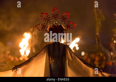 Edinburgh, Schottland. 30. April 2015. Darsteller auf der weltberühmten Beltane Fire Festival in Edinburgh, an der alten keltischen Feier teilnehmen. Bildnachweis: Richard Dyson/Alamy Live-Nachrichten Stockfoto