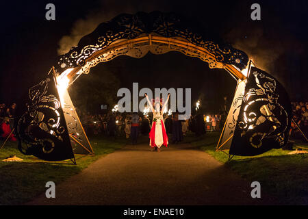 Edinburgh, Schottland. 30. April 2015. Darsteller auf der weltberühmten Beltane Fire Festival in Edinburgh, an der alten keltischen Feier teilnehmen. Bildnachweis: Richard Dyson/Alamy Live-Nachrichten Stockfoto