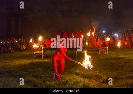 Edinburgh, Schottland. 30. April 2015. Darsteller auf der weltberühmten Beltane Fire Festival in Edinburgh, an der alten keltischen Feier teilnehmen. Bildnachweis: Richard Dyson/Alamy Live-Nachrichten Stockfoto