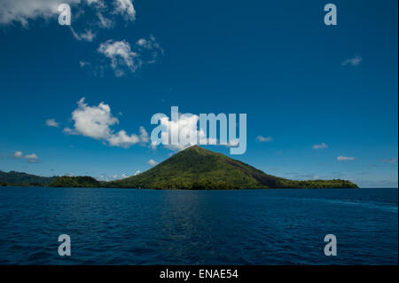 Der aktive Insel Vulkan Banda in der Provinz Maluku Indonesien Stockfoto