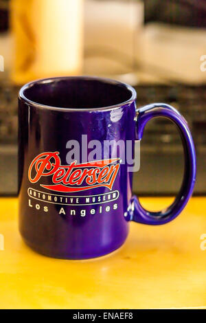 Ein Souvenir-Kaffeebecher aus the Petersen Automotive Museum in Los Angeles Kalifornien Stockfoto
