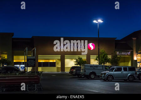 Eine Safeway Speicher nachts in Modesto, Kalifornien Stockfoto