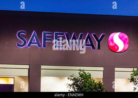 Eine Safeway Speicher in Modesto, Kalifornien in der Nacht Stockfoto