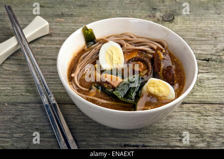 Japanisches vegetarisches curry mit Shitake, Algen, Wachteleiern und Soba-Nudeln Stockfoto