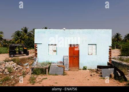 Ein Landhaus mit einem Taxi außerhalb geparkt in Hampi. Stockfoto