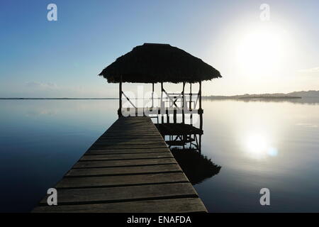 Dock mit tropischen Hütte über der Meeresoberfläche Wasser und Ruhe mit Sonnenaufgang Licht, Panama, Mittelamerika, Karibik Stockfoto