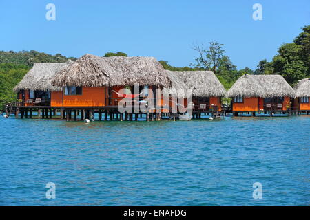 Overwater Bungalows mit Reetdach an der karibischen Küste von Panama, Bocas del Toro, Mittelamerika Stockfoto