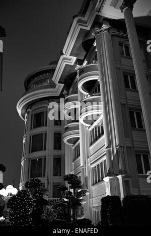 Apartment Block nachts beleuchtet und gesehen von unten. Die Schwarz-Weiß-Fotografie Stockfoto