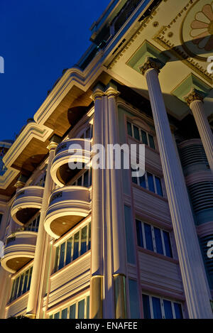 Die Apartments leuchten nachts und werden von unten betrachtet. Stockfoto