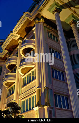 Die Apartments leuchten nachts und werden von unten betrachtet. Stockfoto