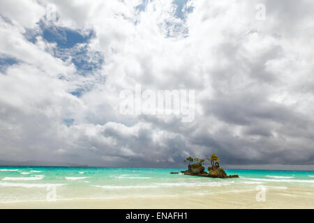 Kleine Felsen Tropeninsel mit Palmen am blauen Meer Philippinen Boracay island Stockfoto