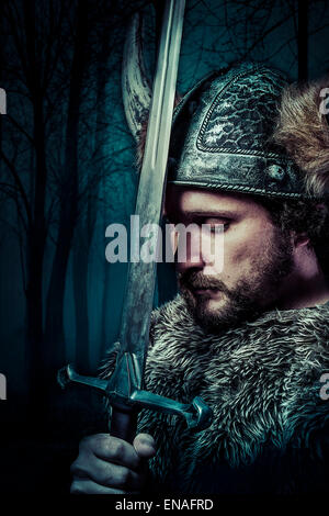 Frieden, Wikinger-Krieger, gekleidet im Stil der Barbar mit Schwert, bärtigen Mann Stockfoto
