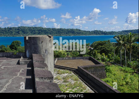 Eine horizontale Ansicht der oberen und unteren Ebene der Belgica Festung in Banda Neira Insel mit Blick auf die Bucht an einem schönen Tag Stockfoto