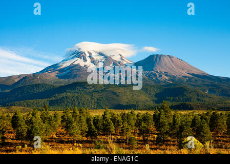 Wolken auf Mount Shasta, Kalifornien Stockfoto