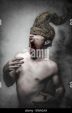Gespenst, Mann mit Goldhelm Hörner Konzept Alpträume Stockfoto